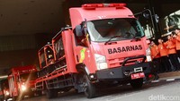 Sejumlah kendaraan Basarnas dihadirkan dalam apel tersebut.  