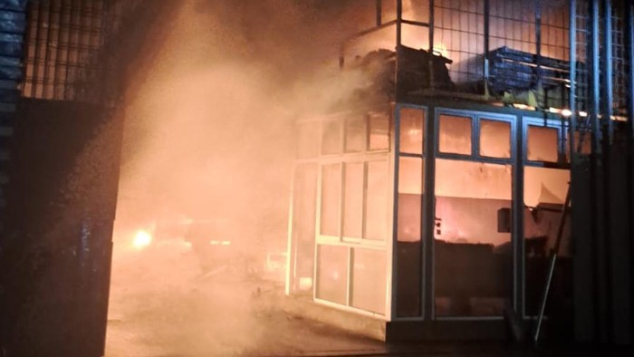 Bengkel mobil Mercy di Jalan Daan Mogot Jakbar terbakar.