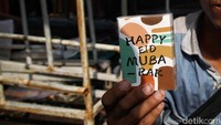 Amplop Lebaran itu dijual Rp 10.000/bungkus.  