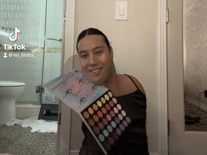 Beauty Influencer Tanpa Lengan & Kaki Ini Jago Makeup bak Profesional