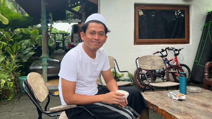 Budi Doremi di pekarangan rumahnya.