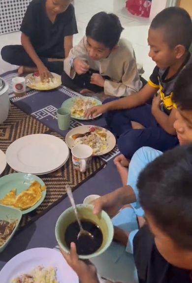 So Sweet! Guru Ini Penuhi Keinginan Siswanya untuk Buka Puasa Bersama
