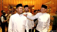 Selain itu, putra mantan politikus PDIP itu juga mengaku tertarik terjun salam dunia politik mengikuti jejak sang ayah, Maruarar Sirait. Namun, dia belum menjatuhkan pilihan untuk gabung dengan partai politik tertentu. Dia mengatakan Maruarar juga memberi saran untuk terjun dalam dunia politik. Dia mengatakan Maruarar membebaskannya memilih partai manapun sebagai kendaraan politik.