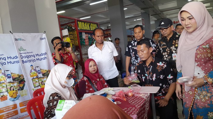Bupati Klaten, Sri Mulyani mengecek komoditas pangan di Pasar Gedhe Klaten, Selasa (2/4/2024).