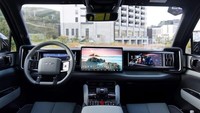 Meski fokus dengan kemampuan off-road, Bao 5 punya layar yang membentang di dasbor. Untuk pengendara, terdapat layar digital klaster berukuran 12,3 inchi sementara di kursi penumpang depan terdapat layar sentuh dengan ukuran yang sama. Foto: Car News China