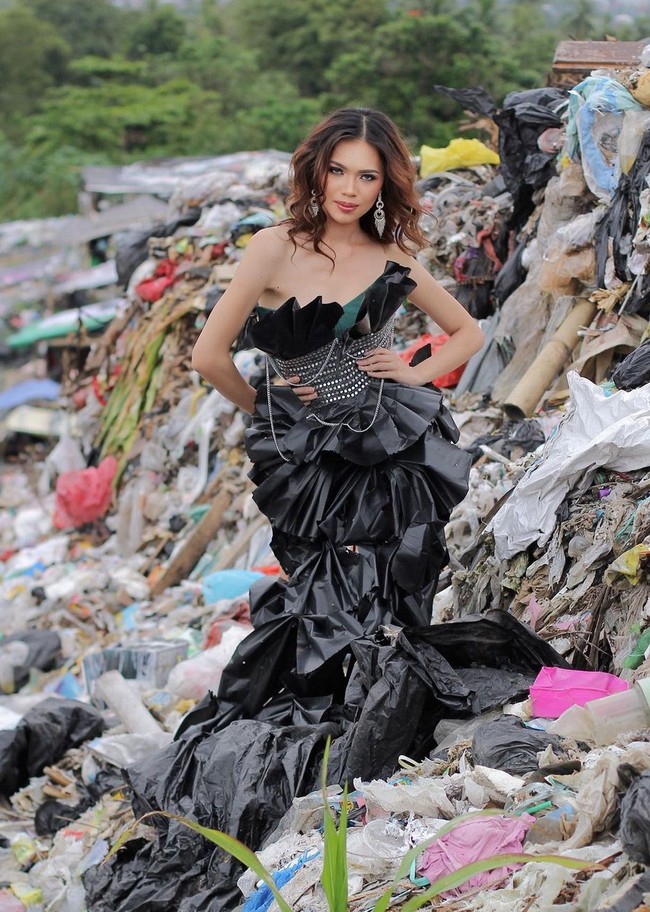 Gaun tanpa tali ini memiliki aksen sequin dan rantai yang mempertegas lekuk pinggang. Foto: Instagram/@denada.gloria