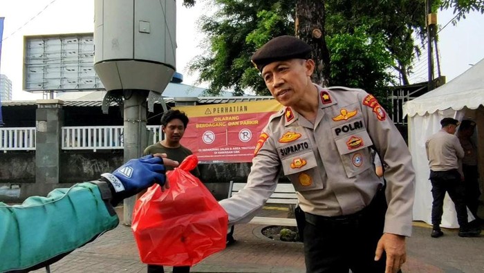 Ditpamobvit Polda Metro Berbagi Takjil ke Warga