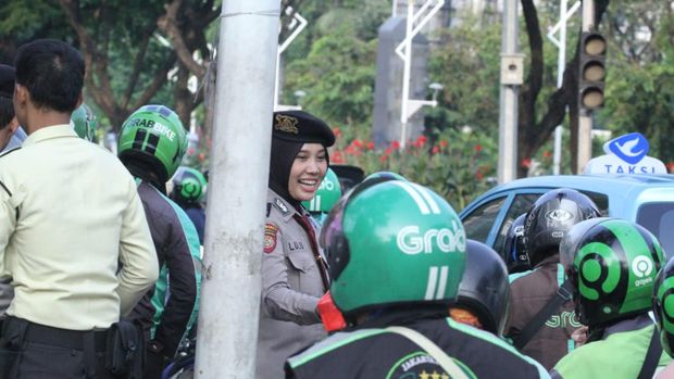 Ditpamobvit Polda Metro Berbagi Takjil ke Warga