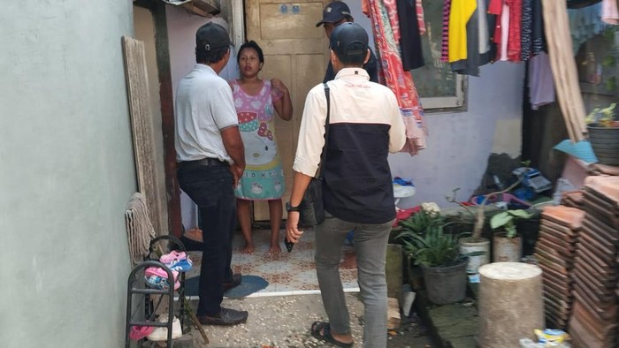 Emak-emak Gresik lempar mangkuk