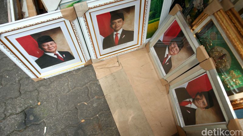 Foto Prabowo-Gibran sebagai Presiden dan Wakil Presiden 2024-2029 telah diperjualbelikan. Seperti terlihat di kawasan Pasar Baru, Jakarta, Selasa (2/4/2024).