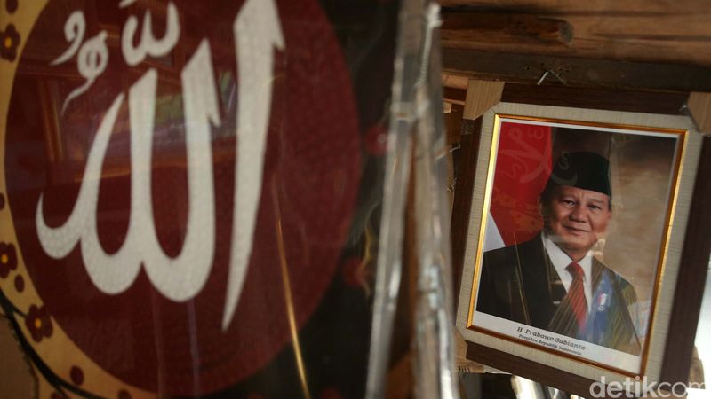 Foto Prabowo-Gibran sebagai Presiden dan Wakil Presiden 2024-2029 telah diperjualbelikan. Seperti terlihat di kawasan Pasar Baru, Jakarta, Selasa (2/4/2024).