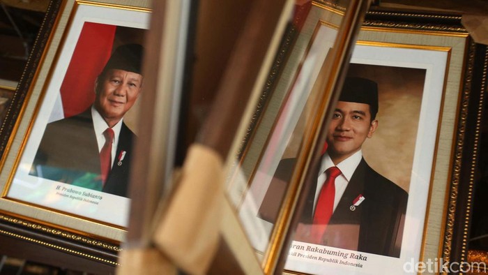 Foto Prabowo-Gibran sebagai Presiden dan Wapres Mulai Dijual Foto Prabowo-Gibran sebagai Presiden dan Wakil Presiden 2024-2029 telah diperjualbelikan. Seperti terlihat di kawasan Pasar Baru, Jakarta, Selasa (2/4/2024).