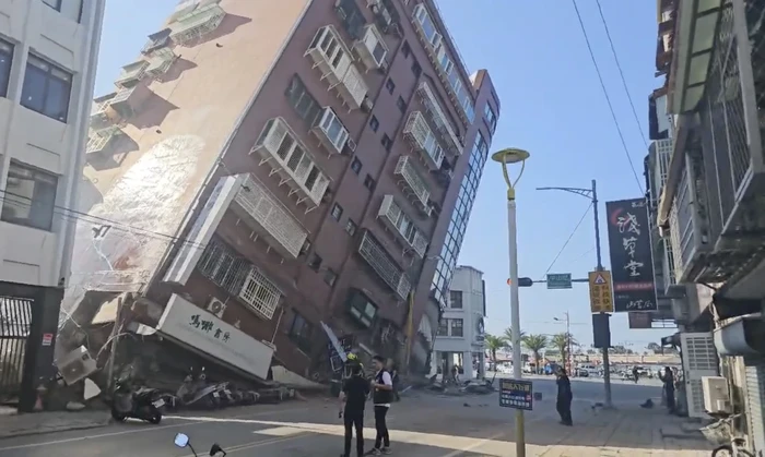 Gambar yang diambil dari video yang ditayangkan TVBS menunjukkan sebagian bangunan roboh di Hualien, Taiwan, usai gempa pada Rabu (3/4/2024)-(TVBS via AP)