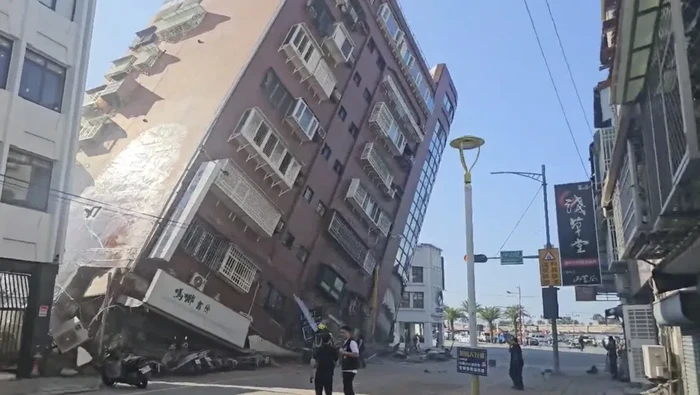 Gambar yang diambil dari video yang ditayangkan TVBS menunjukkan sebagian bangunan roboh di Hualien, Taiwan, usai gempa pada Rabu (3/4/2024)-(TVBS via AP)