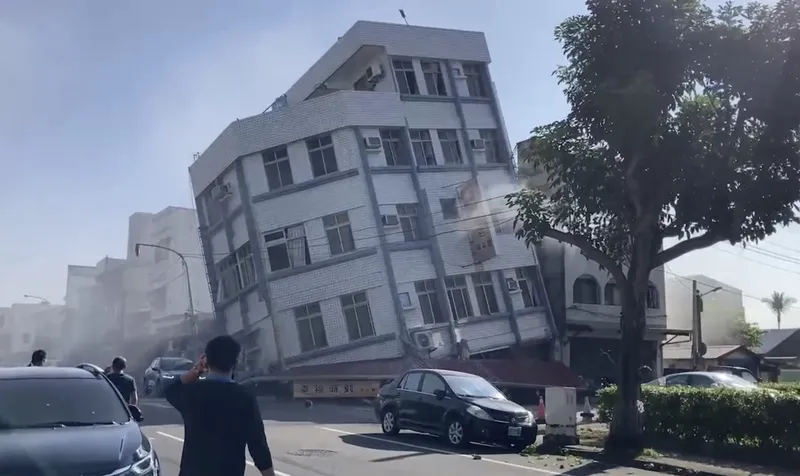 Gambar yang diambil dari video yang ditayangkan TVBS menunjukkan sebagian bangunan roboh di Hualien, Taiwan, usai gempa pada Rabu (3/4/2024)-(TVBS via AP)