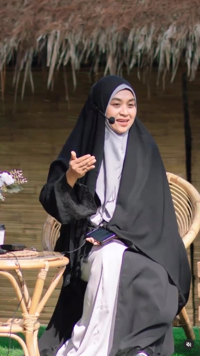 Hanen Akira lahir pada 31 Desember 1981. Melalui akun Instagramnya @haneenakira, dia membagikan foto kakeknya, KH. Chusen sebagai pendiri Nahdlatul Ulama (NU) Tuban. Dalam foto tersebut juga terlihat nenenknya yang bernama Hj. Siti Fatimah. Haneen Akira lolos kuliah di Kairo, Mesir dan mempertemukannya dengan Hanan Attaki. Foto: Dok. Instagram @haneenakira.