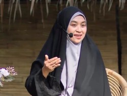 8 Foto Gaya Hijab Syari Haneen Akira, Istri Hanan Attaki Jarang Tersorot