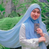 Hanan Attaki, ustaz yang digandrungi anak-anak muda karena berpenampilan gaul dan menggunakan sosial media untuk media dakwah. Selain sebagai penceramah, Hanan Attaki juga memiliki suara yang sangat merdu dan sering menjadi qari. Sosok Hanan Attaki yang menginspirasi, membuat warganet penasaran dengan kehidupan pribadinya. Termasuk dengan sosok istri Hanan Attaki, Haneen Akira. Keduanya kini memiliki empat orang anak, yaitu Maryam, Ertugru, Aisyah dan Yahya. Foto: Dok. Instagram @haneenakira.