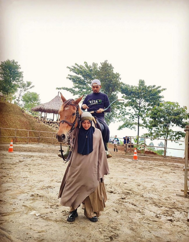 Selain memanah, Haneen juga mengabadikan momen ketika sedang berkuda bersama dengan suami, Hanan Attaki. Outfit Haneen pun mendapatkan pujian dari warganet. MasyaaAllah Umi keren 😍, puji akun @munawarulfa1616. Masya Allah outfitnya kereen, syari meskipun sdg berkuda, kagum @r.isnaeni_. Foto: Dok. Instagram @haneenakira.