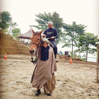 Selain memanah, Haneen juga mengabadikan momen ketika sedang berkuda bersama dengan suami, Hanan Attaki. Outfit Haneen pun mendapatkan pujian dari warganet. MasyaaAllah Umi keren 😍, puji akun @munawarulfa1616. Masya Allah outfitnya kereen, syari meskipun sdg berkuda, kagum @r.isnaeni_. Foto: Dok. Instagram @haneenakira.