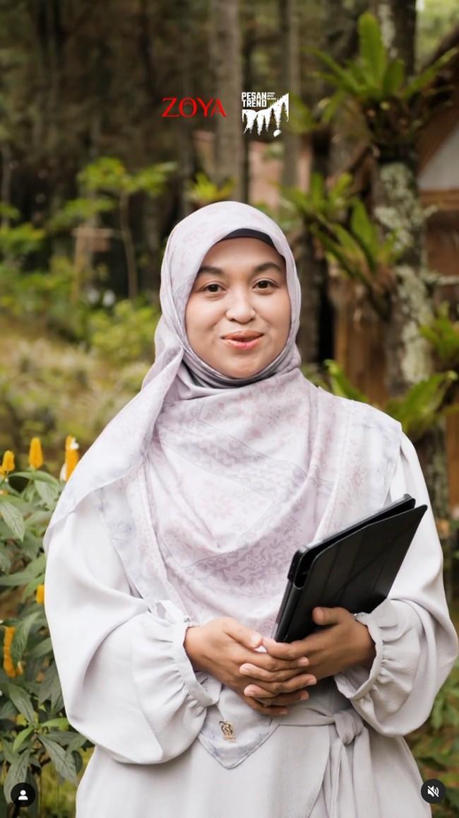 Haneen Akira merupakan seorang ustazah yang kerap membagikan tausiah islami tentang ringan tentang kehidupan dan mudah diterima oleh remaja. Ketika berdakwah, ia kerap menggunakan hijab syari dan dress feminin. Foto: Dok. Instagram @haneenakira.