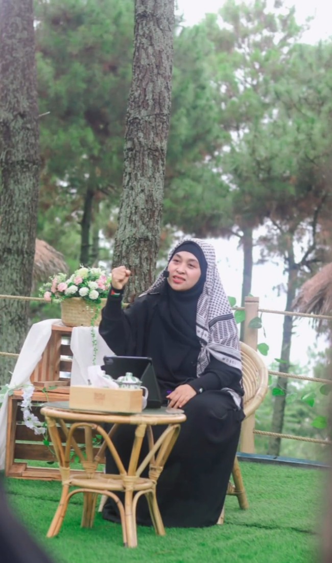 Hanen Akira juga kerap aktif bertausiyah melalui akun media sosialnya dan membagikan kegiatannya memberikan kajian. Dalam foto ini, Haneen mengenakan abaya hitam dengan hijab motif. Foto: Dok. Instagram @haneenakira.