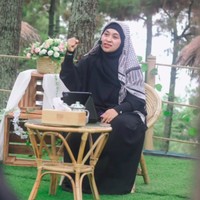 Hanen Akira juga kerap aktif bertausiyah melalui akun media sosialnya dan membagikan kegiatannya memberikan kajian. Dalam foto ini, Haneen mengenakan abaya hitam dengan hijab motif. Foto: Dok. Instagram @haneenakira.