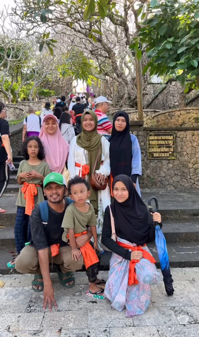 Hanan Attaki jarang membagikan kehidupan keluarganya. Hanan dan Haneen sama-sama fokus untuk berdakwah dan mendirikan Pemuda Hijrah. Foto: Dok. Instagram @haneenakira.
