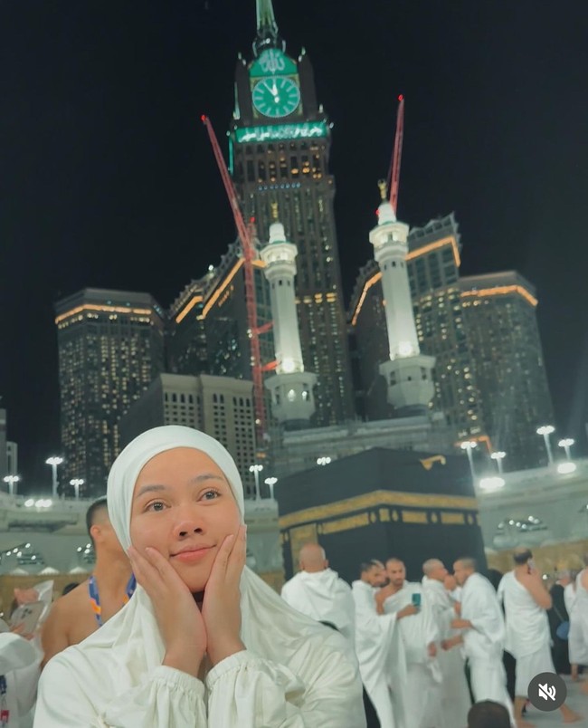 Yura mengungkapkan jika umrah pada saat bulan puasa merasakan ujian sekaligus merasakan keajaiban. Umroh di Ramadhan ada banget ujiannya, tapi lebih banyak keajaibanNya, getaran Cinta & Kasih sayangNya. Tenang, hati terasa penuh, Indah. Terlalu indah hingga sulit untuk diungkapkan kata-kata. Perjalanan kali ini bikin aku belajar lagi untuk lebih mengalir, mengalir dan berserah. Semoga aku & yang sedang membaca tulisan ini, bisa datang dan kembali kesini lagi dan lagi. Aamiin Ya Rabbal Aalamiin 🤍🙏🏼, tulis akun Instagram @yurayunita. Foto: Dok. Instagram @yurayunita