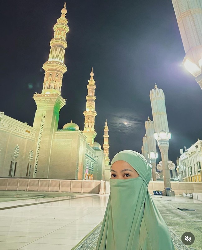 Setelah sibuk dengan berbagai kegiatannya yang padat, penyanyi Yura Yunita menjalani ibadah umrah. Dikutip dari akun Instagramnya, Yura Yunita sudah berada di Tanah Suci sejak 26 Maret 2024. Foto: Dok. Instagram @yurayunita.