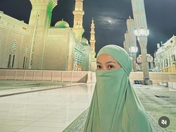 8 Potret Yura Yunita Bercadar Saat Umrah Bareng Keluarga, Bikin Pangling