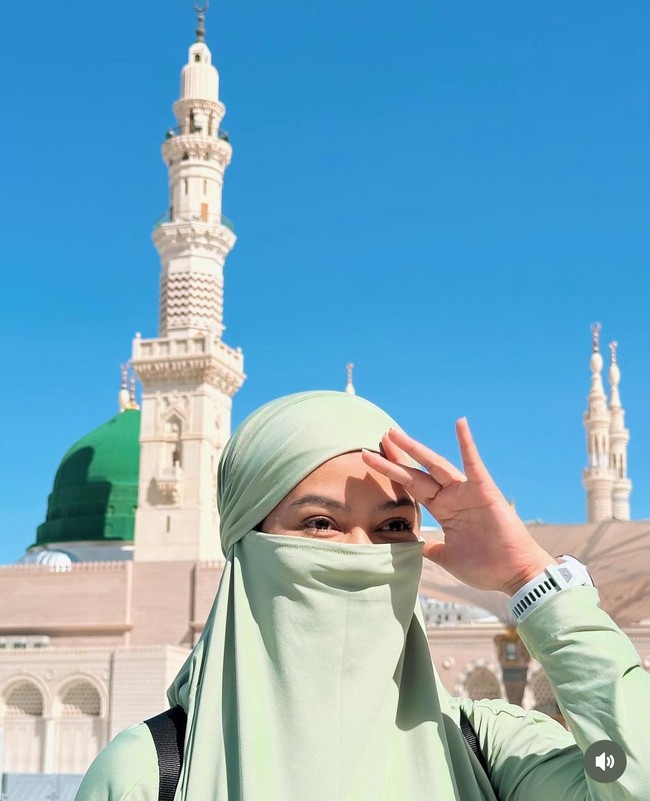 Wanita bernama lengkap Yunita Rachman ini tampil bercadar saat berada di Masjid Nabawi, Madinah. Yura memakai niqab instan yang menyatu dengan busana warna sage. Foto: Dok. Instagram @yurayunita.