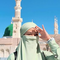 Wanita bernama lengkap Yunita Rachman ini tampil bercadar saat berada di Masjid Nabawi, Madinah. Yura memakai niqab instan yang menyatu dengan busana warna sage. Foto: Dok. Instagram @yurayunita.