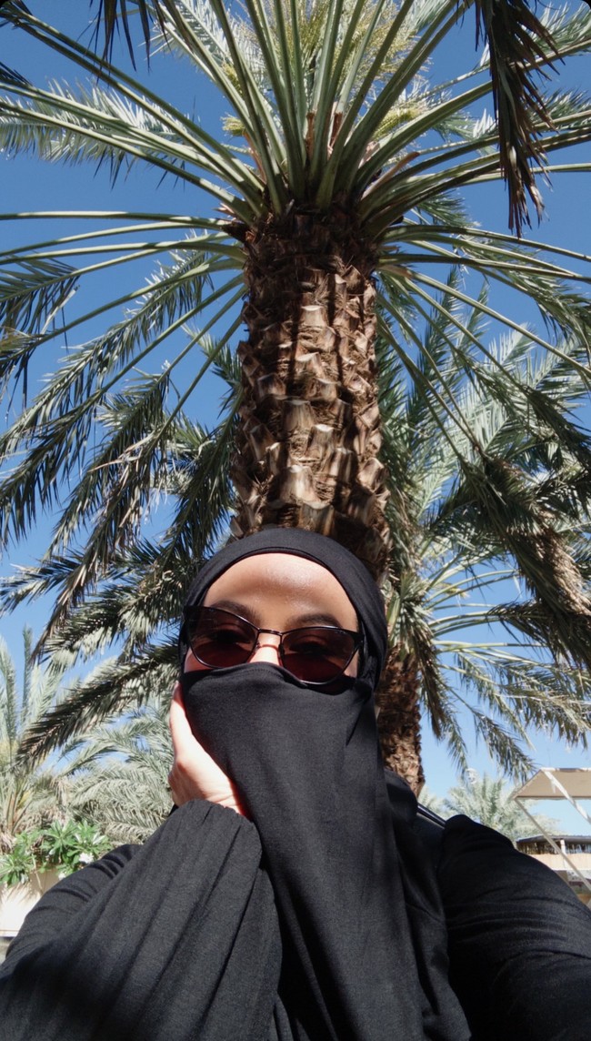 Yura memulai karier musiknya dengan mengikuti ajang pencarian bakat Indonesian Idol musim ketujuh ini juga mengenakan cadar serba hitam dilengkapi dengan kacamata saat berada di Tanah Suci. Foto: Dok. Instagram @yurayunita