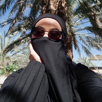 Yura memulai karier musiknya dengan mengikuti ajang pencarian bakat Indonesian Idol musim ketujuh ini juga mengenakan cadar serba hitam dilengkapi dengan kacamata saat berada di Tanah Suci. Foto: Dok. Instagram @yurayunita