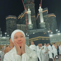 Yura mengungkapkan jika umrah pada saat bulan puasa merasakan ujian sekaligus merasakan keajaiban. Umroh di Ramadhan ada banget ujiannya, tapi lebih banyak keajaibanNya, getaran Cinta & Kasih sayangNya. Tenang, hati terasa penuh, Indah. Terlalu indah hingga sulit untuk diungkapkan kata-kata. Perjalanan kali ini bikin aku belajar lagi untuk lebih mengalir, mengalir dan berserah. Semoga aku & yang sedang membaca tulisan ini, bisa datang dan kembali kesini lagi dan lagi. Aamiin Ya Rabbal Aalamiin 🤍🙏🏼, tulis akun Instagram @yurayunita. Foto: Dok. Instagram @yurayunita