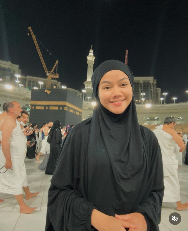 Warganet kagum melihat wajah Yura Yunita yang tampil bare face saat umrah. MasyaAlloh cantik bngt tehh 🤗🤗, puji akun @sitisuhartinah.Adem bgt liatnya🤍, puji akun @michaeljonathannn. Tetteeh masyallah cuantik poll ☄️☄️,kagum akun @sakti_1225. Cantikkk banget teh yuraaaa😍😍, kata akun @ulfievirzia. Foto: Dok. Instagram @yurayunita