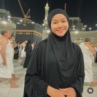 Warganet kagum melihat wajah Yura Yunita yang tampil bare face saat umrah. MasyaAlloh cantik bngt tehh 🤗🤗, puji akun @sitisuhartinah.Adem bgt liatnya🤍, puji akun @michaeljonathannn. Tetteeh masyallah cuantik poll ☄️☄️,kagum akun @sakti_1225. Cantikkk banget teh yuraaaa😍😍, kata akun @ulfievirzia. Foto: Dok. Instagram @yurayunita