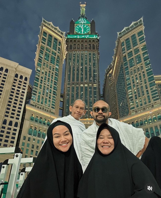 Penyanyi dan penulis lagu kelahiran 9 Juni 1991 ini beribadah umrah bersama keluarganya. Yura membagikan foto bersama keluarganya di Masjidil Haram, Mekah. Foto: Dok. Instagram @yurayunita