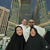 Penyanyi dan penulis lagu kelahiran 9 Juni 1991 ini beribadah umrah bersama keluarganya. Yura membagikan foto bersama keluarganya di Masjidil Haram, Mekah. Foto: Dok. Instagram @yurayunita