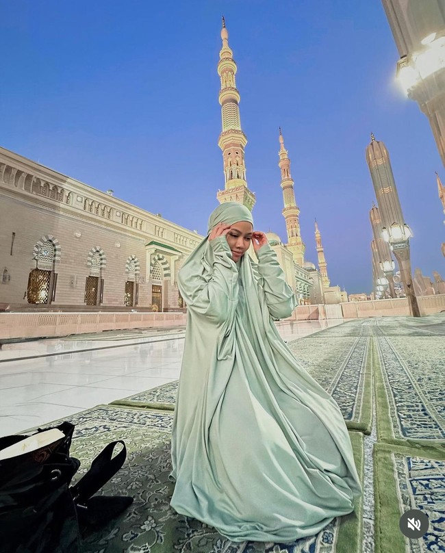 Yura Yunita juga memperlihatkan penampilannya tanpa menggunakan makeup saat umrah. Penampilan Yura Yunita saat umrah langsung mendapatkan pujian dari warganet. Foto: Dok. Instagram @yurayunita.