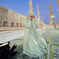 Yura Yunita juga memperlihatkan penampilannya tanpa menggunakan makeup saat umrah. Penampilan Yura Yunita saat umrah langsung mendapatkan pujian dari warganet. Foto: Dok. Instagram @yurayunita.