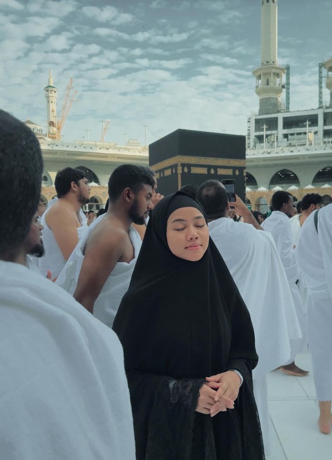Selama umrah, Yura Yunita membagikan perjalanannya di akun Instagramnya. Tak sedikit warganet yang mendoakan Yura selama beribadah. Dear ka yura selamat menunaikan ibadah umroh, semoga perjalanan pulang pergi akan selalu berkah 💙🕋, ucap pengguna Instagram @aliefaavisyah. Semoga dimudahkan ibadah umrohnya untuk kak @yurayunita dan keluarga, semoga diterima amal ibadahnya dan doakan saya juga sekeluarga bisa beribadah langsung di makkah dan madinah aamiin, doa akun @amanah_putri88. Adem banget ya teh setelah kemarin maraton, rilis lagu keluarga, sekarang ke tanah suci bareng keluarga, masyaallah bahagianya sampek sini❤️, saut akun @auliya_el.shanum. Foto: Dok. Instagram @yurayunita