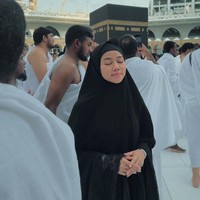Selama umrah, Yura Yunita membagikan perjalanannya di akun Instagramnya. Tak sedikit warganet yang mendoakan Yura selama beribadah. Dear ka yura selamat menunaikan ibadah umroh, semoga perjalanan pulang pergi akan selalu berkah 💙🕋, ucap pengguna Instagram @aliefaavisyah. Semoga dimudahkan ibadah umrohnya untuk kak @yurayunita dan keluarga, semoga diterima amal ibadahnya dan doakan saya juga sekeluarga bisa beribadah langsung di makkah dan madinah aamiin, doa akun @amanah_putri88. Adem banget ya teh setelah kemarin maraton, rilis lagu keluarga, sekarang ke tanah suci bareng keluarga, masyaallah bahagianya sampek sini❤️, saut akun @auliya_el.shanum. Foto: Dok. Instagram @yurayunita