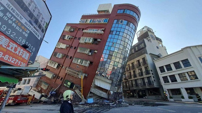 Gempa bumi terkuat dalam 25 tahun guncang Taiwan, setidaknya sembilan orang meninggal, lebih dari 700 orang terluka, dan 127 orang masih terjebak