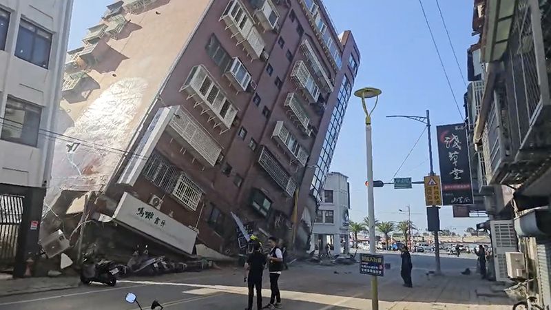 Dalam gambar yang diambil dari rekaman video yang ditayangkan oleh TVBS, terlihat sebuah bangunan yang runtuh sebagian di Hualien, Taiwan timur pada Rabu, 3 April 2024. Gempa bumi dahsyat mengguncang seluruh pulau Taiwan pada Rabu pagi, meruntuhkan bangunan di kota selatan dan menciptakan tsunami yang menghanyutkan pantai di pulau-pulau selatan Jepang.