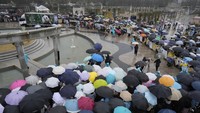 Sebuah kendaraan membawa Fu Bao, panda raksasa pertama yang lahir di Korea Selatan, tiba untuk upacara perpisahannya di taman hiburan Everland di Yongin, Korea Selatan, Rabu (3/4/2024). Kerumunan orang, ada yang menangis, berkumpul di taman hiburan yang diguyur hujan di Korea Selatan untuk mengucapkan selamat tinggal kepada panda raksasa kesayangan mereka sebelum keberangkatannya ke China.
