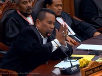 Kelakar Hakim Arief Hidayat Lihat Hotman Angkat Tangan di MK: Cincinnya Bagus