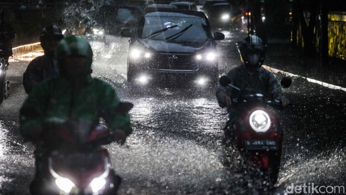 Jalan Kapten Tendean, Jaksel, tergenang, Rabu (3/4/2024) sore. Genangan diakibatkan hujan deras.