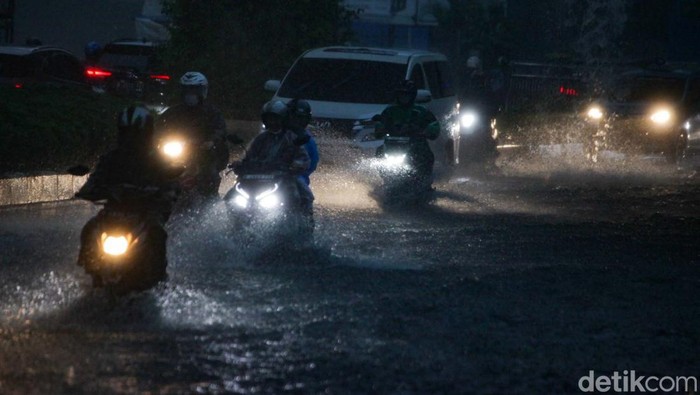 Jalan Kapten Tendean, Jaksel, tergenang, Rabu (3/4/2024) sore. Genangan diakibatkan hujan deras.